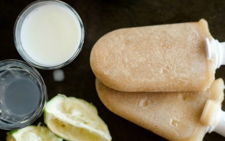 1. Этап. Мороженое с колой: 2. Итак, выливаем колу в глубокую емкость и даем постоять около 15 минут. Тем временем выдавливаем сок одного лайма.