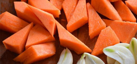 1. Этап. Телятина в фольге: Мелко нарезаем морковь и чеснок. Порезать нужно таким образом, чтоб один конец каждого кусочка получился заостренным.