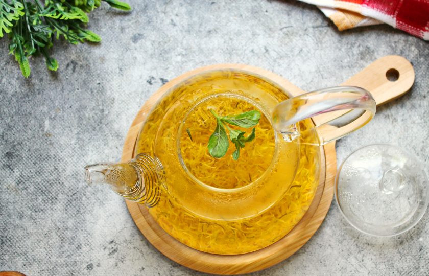 1. Этап. Чай из одуванчиков: Так же можно добавить маленькую веточку или пару листиков мяты, но чтобы она не перебила аромат одуванчиков. Настаивайте чай еще 2-3 минуты и можно разливать.