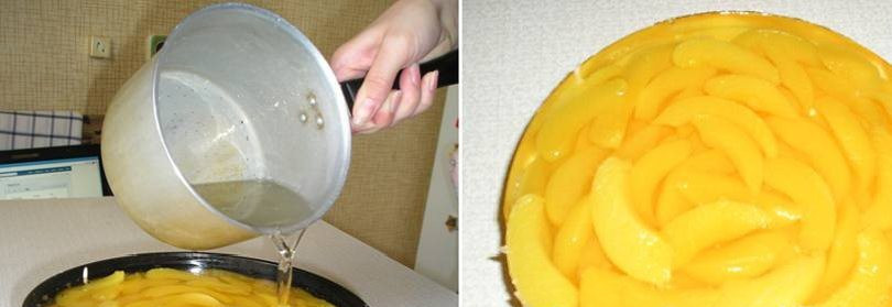 1. Этап. Персиковый чизкейк без выпечки: Застывший чизкейк сверху заливаем желатиновым сиропом и отправляем на ночь в холодильник.