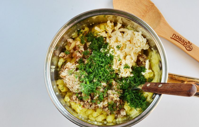 1. Этап. Вкусные пирожки на кефире: Добавьте измельченные грибы, тертый плавленый сыр, укроп, соль, перец по вкусу.