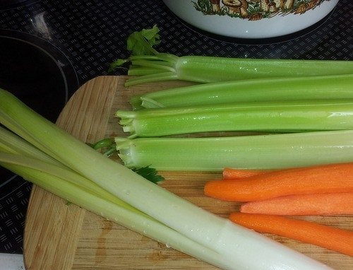 1. Этап. Постный бульон: Остальные овощи крупно порубите. Выложите их в кастрюлю, залейте водой. Дождитесь, пока жидкость закипит, и уменьшите огонь до минимума. Положите в бульон перец и лавровый лист. Накройте крышкой и варите полтора часа.