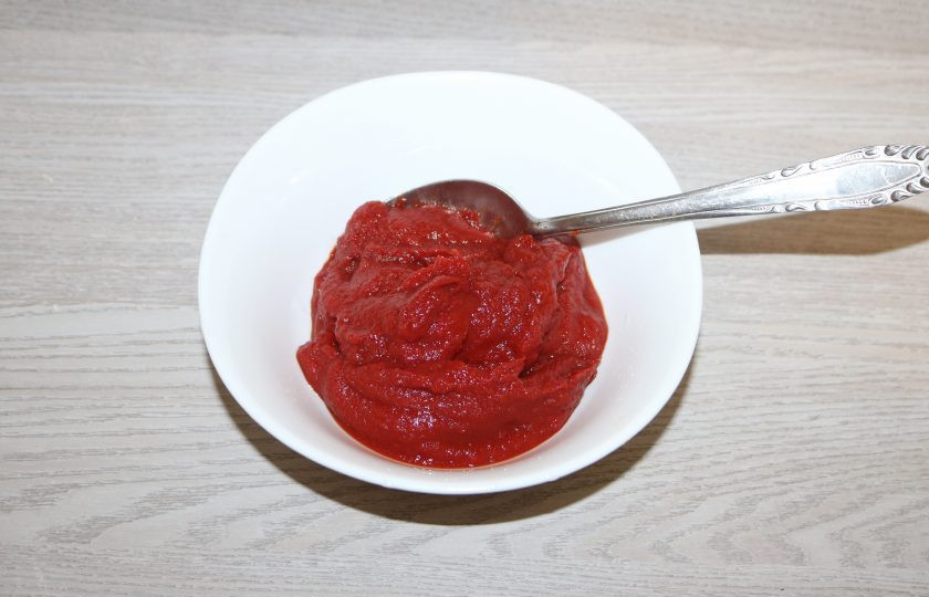 1. Этап. Борщ с карасями: Подготовьте томатную пасту. Добавьте в неё небольшое количество бульона.