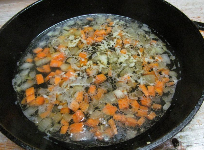 1. Этап. Тушеная курица с оливками и фасолью: Влейте воду, куриный бульон, вино, посолите и доведите до кипения.