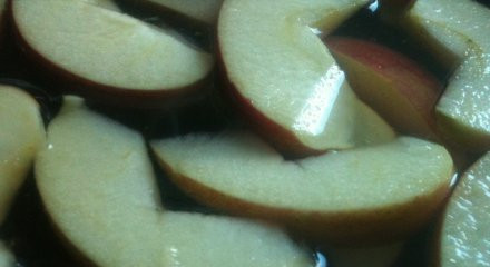 1. Этап. Компот из граната: Вскипятить воду с сахаром и добавить туда яблоки и имбирь. Варить 10 минут.