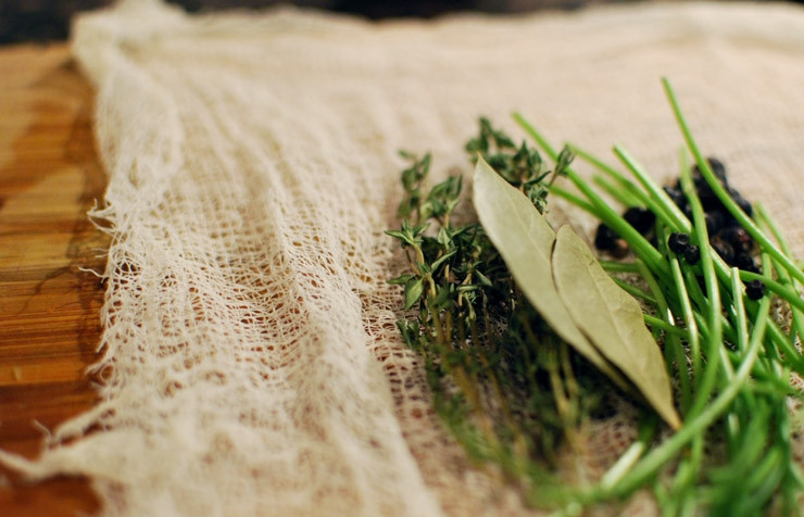 1. Этап. Телячье сердце: 6. Специи (2 лавровый лист, 2 тимьяна, 0,5 чайной ложки можжевельника, 3 стебля петрушки) заверните в марлю и хорошенько скрепите, добавьте в казанок, накройте крышкой и отправьте все в разогретый до 160 градусов духовой шкаф на 1 час, затем откройте крышку и готовьте еще полчаса.