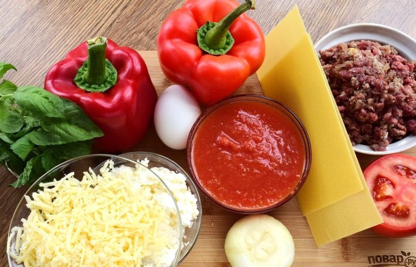 1. Этап. Лазанья в перце: Подготовьте необходимые продукты. Овощи и базилик помойте. Лук очистите. Сыр натрите на средней терке.
