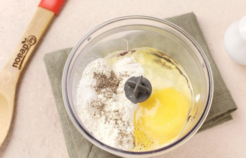 1. Этап. Оладьи из куриной печени: Добавьте муку, яйцо, соль и молотый перец по вкусу.