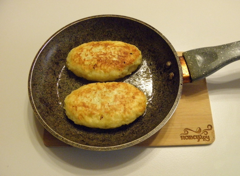 1. Этап. Зразы картофельные с грибами: Готовые зразы снимите с огня и подайте горячими со сметаной или томатным соусом. Приятного аппетита!