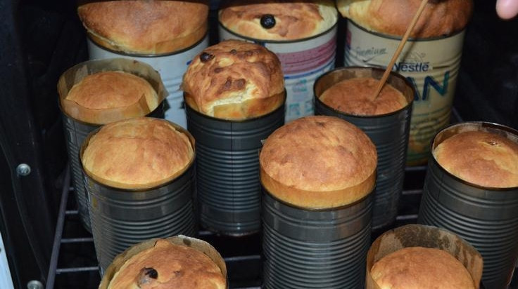 1. Этап. Кулич с изюмом на Пасху: 4. Раскладываем тесто по формочкам так, чтобы оно занимало не больше трети. Пусть при 30 градусах в закрытой духовке расстоится (полчаса). А дальше включаем максимальный огонь и выпекаем 10-25 минут (в зависимости от мощности). Проверяем на готовность зубочисткой.