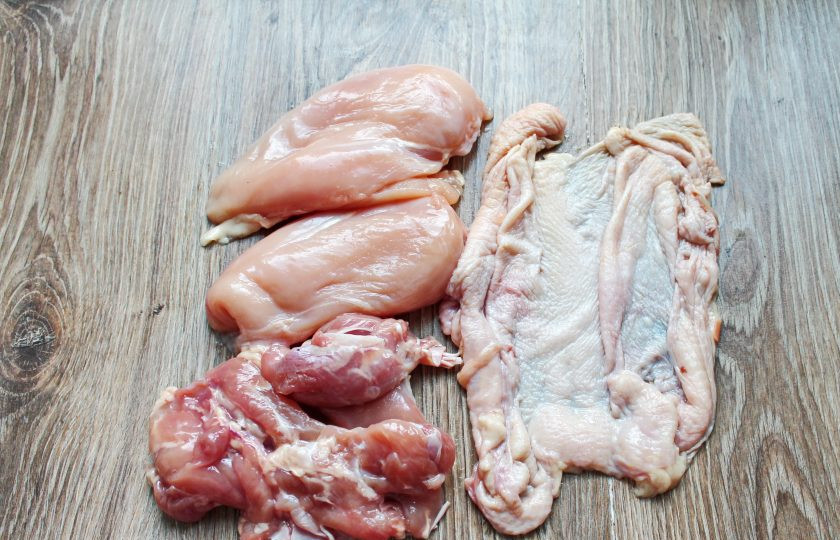 1. Этап. Куриный рулет су-вид: Курицу вымойте и обсушите. Разрежьте ее вдоль грудки или спинки и аккуратно снимите кожу, стараясь ее не повредить. Срежьте мясо с костей.