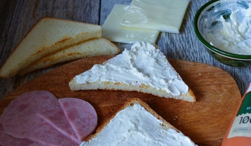 1. Этап. Сэндвичи Зубастики: Обильно смазать два кусочка хлеба творожной массой.