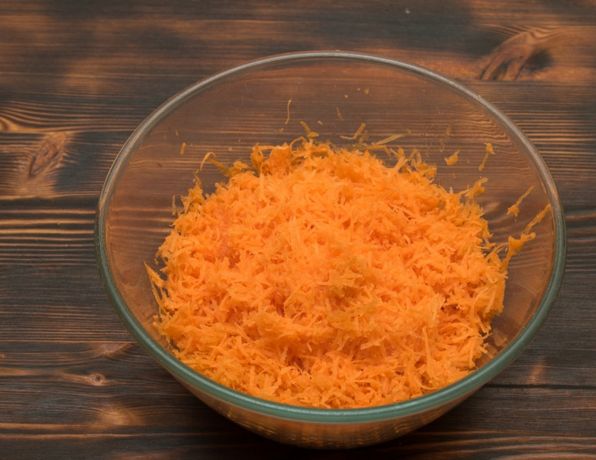 1. Этап. Морковный торт классический: Поставим духовку разогреваться на 180 градусов и займемся тестом для пирога. Для этого почистим, помоем морковь и натрем на мелкой терке.