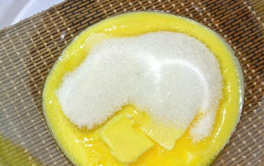 1. Этап. Пирог с яблоками и орехами: Для начала необходимо взбить в миске растопленное сливочное масло, сахар и ванилин.