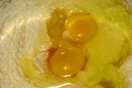 1. Этап. Пирог Крошка с вареньем: 1. Сливочное масло соединить с сахаром и растереть до однородности. Вбить в мисочку с маслом яйца.