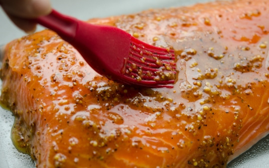 1. Этап. Лосось с персиками: Филе лосося обмойте, обсушите и посолите. С помощью кисточки обильно смажьте рыбу соусом.