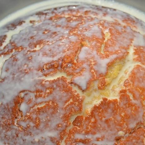 1. Этап. Бисквит Нежность: Оставляем бисквит в теплом месте на 5-6 часов под закрытой крышкой. Бисквит, словно губка, впитает в себя всю жидкость и станет невероятно нежным.