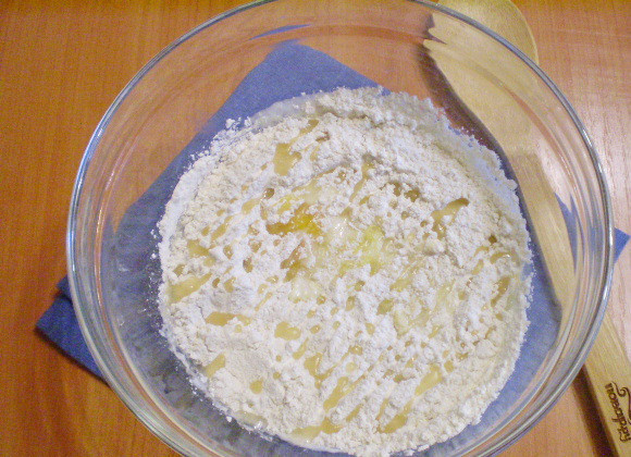 1. Этап. Оладьи на кислом кефире: Добавляем сахар, пару капель ароматной эссенции, у меня персиковая. Также вводим в тесто муку и масло растительное. Все тщательно перемешиваем, взбиваем.