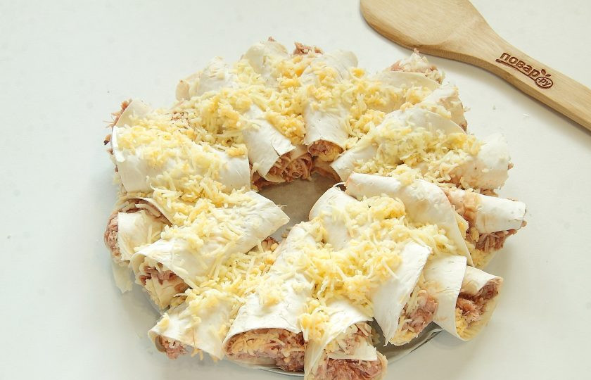 1. Этап. Закуска Цветущее кольцо Кесадильи: Сверху уложите другие кулечки и посыпьте все оставшимся сыром.