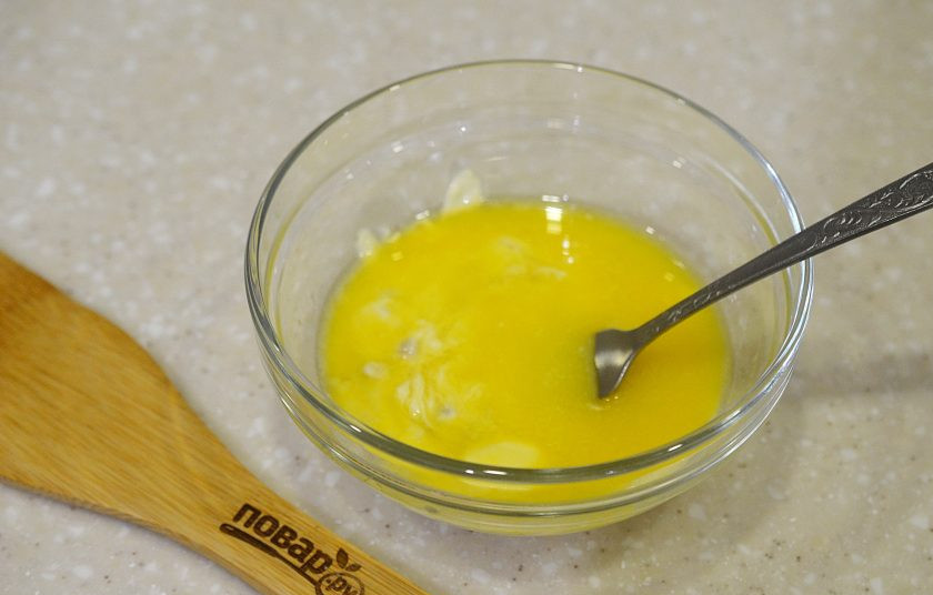 1. Этап. Крем Рафаэлло: 2. Масло растопите и добавьте к шоколаду.