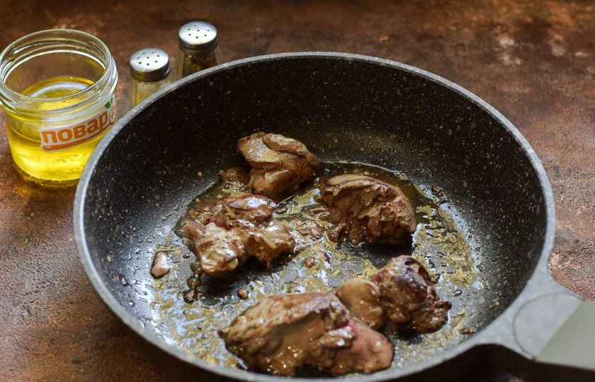 1. Этап. Салат с куриной печенью и гранатом: Куриную печень ополосните и просушите, после печень поджарьте на растительном масле, до готовности — 3-4 минуты.