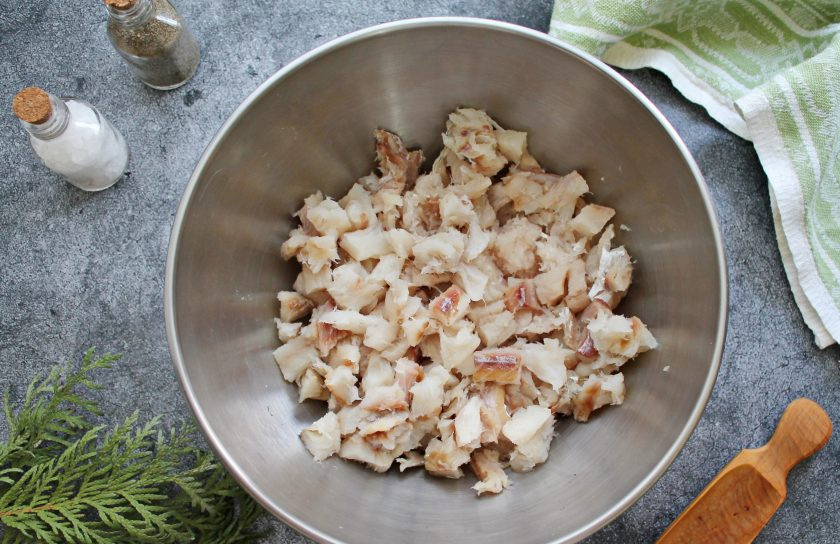 1. Этап. Рубленые рыбные котлеты из минтая: С филе минтая снимите кожу и удалите все косточки. Рыбу мелко порежьте и выложите в миску.