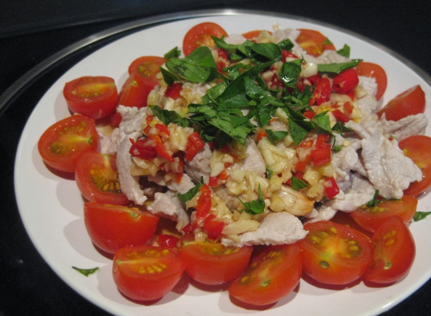 1. Этап. Свинина отварная с овощами: 5. Завершающий этап - это сбор блюда. Помидоры вымыть, просушить и разрезать пополам. Выложить мясо, а сверху добавить соус. Присыпать свежем базиликом или другой зеленью. Подавать вместе с помидорами, предварительно их можно посолить и поперчить по вкусу.