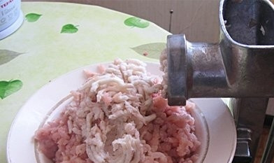 1. Этап. Котлеты куриные с чесноком: 4. Когда хлеб размокнет, пропускаем его вместе с куриным филе через мясорубку.