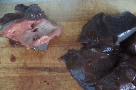 1. Этап. Котлеты из печени говядины: Печень промойте, удалите плёнки и жилы. Оставьте её в молоке на 1 час.