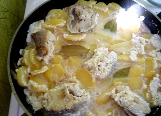 1. Этап. Минтай тушеный: Накрываем крышкой и тушим содержимое на медленном огне, время от времени перемешивая. Тушить рекомендую до полной готовности картофеля, примерно 20-25 минут.