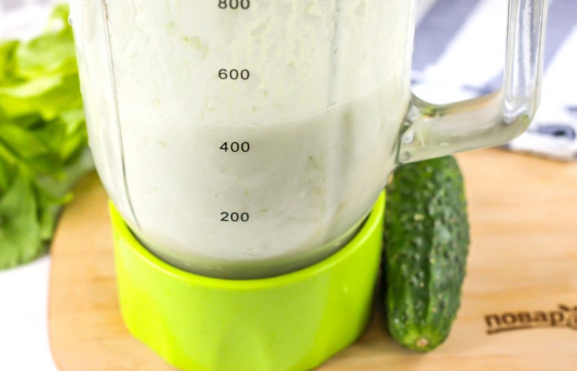1. Этап. Смузи из огурца и сельдерея: Взбейте все в течение 4-5 минут на пульсирующем режиме техники, чтобы даже нарезка сельдерея как следует отпюрировалась и отдала напитку свой аромат и вкус.