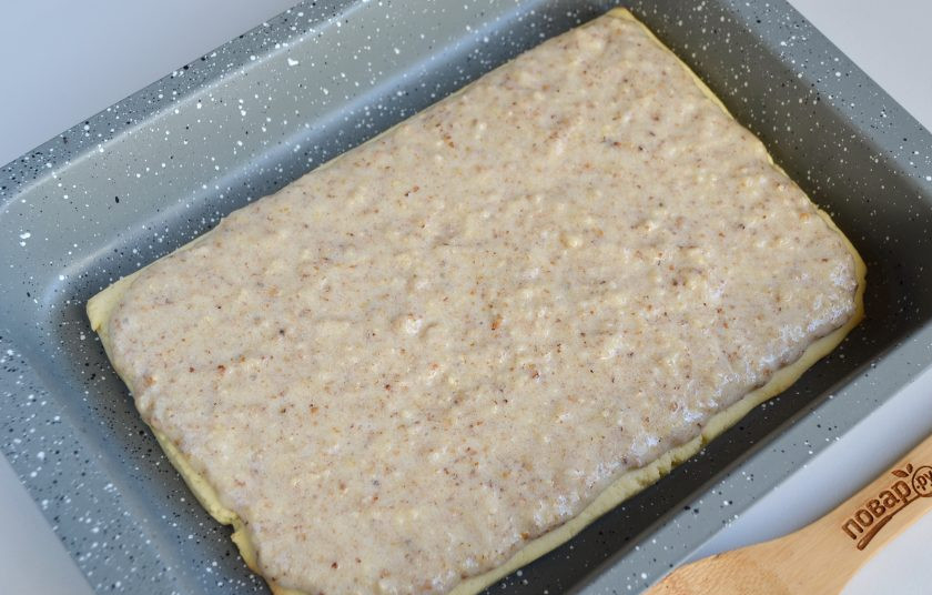 1. Этап. Ореховые пирожные: 11. Достаньте основу, сверху распределите ореховую начинку и убавьте температуру до 160 градусов, пеките пирожные 25 минут.