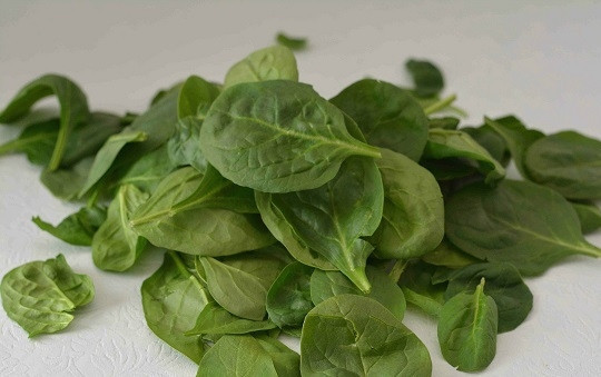 1. Этап. Салат из авокадо, яиц и огурцов: В первую очередь промоем листики шпината и выложим на салфетку, пусть обсохнут.