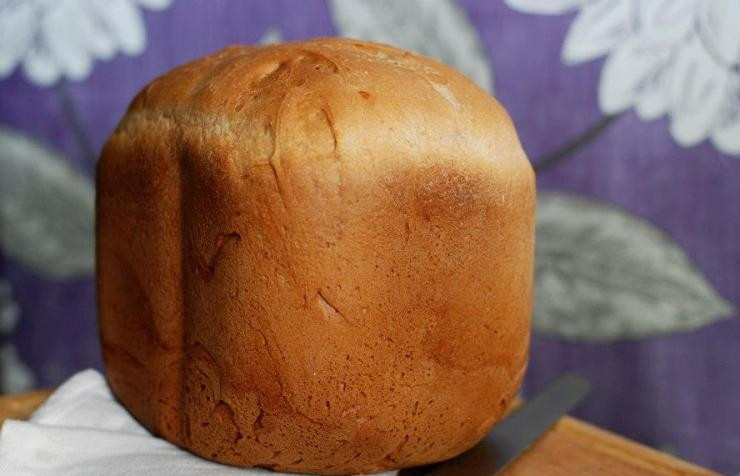 1. Этап. Белый хлеб в хлебопечке: И мы сразу же извлекаем его из формы, потому что потом это будет сделать труднее. Вот такой замечательный высокий хлебушек, надеюсь вам он понравится.