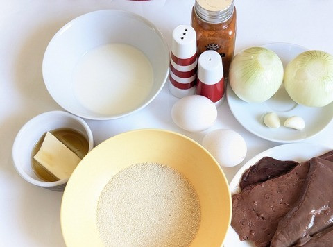 1. Этап. Шницель из говяжьей печени: Приготовить ингредиенты, почистить лук и чеснок. Помыть и промокнуть бумажными салфетками печень. Если у вас печень куском, нарезать шайбами, для этого надо её немного подморозить. У меня была уже нарезана.