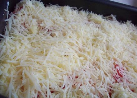 1. Этап. Баклажаны с помидорами и сыром: Посыпаем сыром и отправляем в духовку. Температура — 200-220С, время — примерно 20 минут. Все духовки разные, так что ориентируйтесь «на глаз» - как только сыр расплавится и зажарится, превратившись в аппетитную корочку, баклажаны готовы.