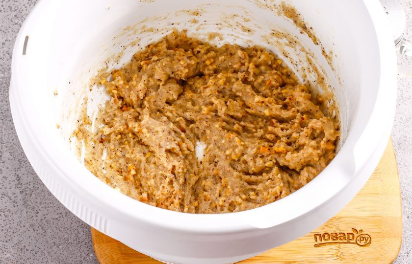 1. Этап. Ореховое печенье без муки: У вас получится густая и вязкая масса. Если она жидкая, то нужно добавить еще ореховую крошку. Если ореховой крошки нет, то всыпьте овсяные хлопья быстрого приготовления.
