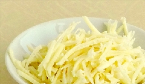 1. Этап. Крабовый салат с зеленым луком: Сыр берем твердых сортов, натираем его на крупной терке.