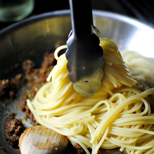 1. Этап. Паста с сушеными помидорами: Добавляем отваренные до готовности спагетти.