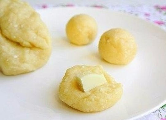 1. Этап. Творожно-шоколадное печенье: Из теста сформируйте небольшие шарики. Затем расплющите их в лепёшки одинаковаого размера. Плитку шоколада разломайте на кусочки. В каждый кусочек теста положите квадратик шоколада.