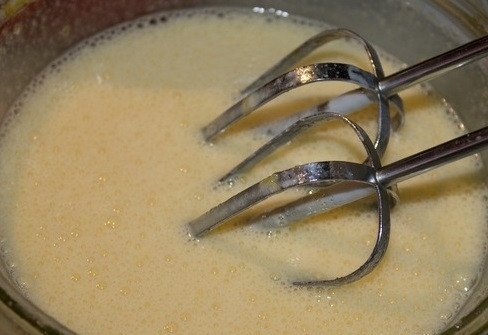 1. Этап. Пирожное Ночка: 2. Часть сахара взбейте с яйцами до пышности.