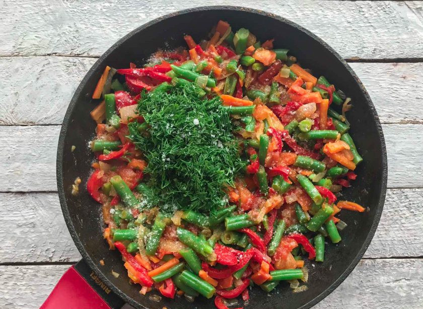 1. Этап. Соте из фасоли: Зелень мелко порубите, добавьте соль, хорошо все перемешайте и тушите 20 минут на среднем огне под закрытой крышкой.