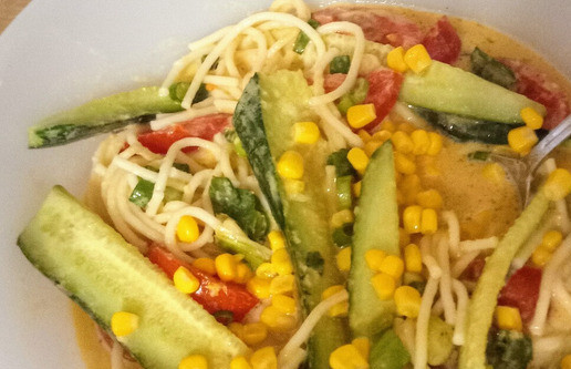 1. Этап. Салат кукурузный хияши: Тем временем отварить лапшу в соответствии с инструкциями. Наконец, в салатнице смешать маринованный зелёный лук, помидоры, огурцы, 1/3 банки кукурузы и отваренную лапшу. Полить соусом. Можно подавать. Приятного аппетита.