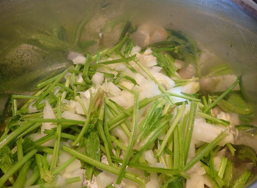 1. Этап. Блюда из мороженого горошка: 2. Возьмите кастрюлю с толстым дном, налейте в нее масло и немного разогрейте. Затем отправьте туда нашинкованный репчатый лук и стебли шпината. Измельчите чеснок и тоже отправьте к овощам.