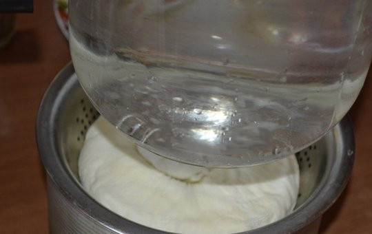 1. Этап. Домашняя брынза: Придаем массе нужную форму, поставив сверху что-нибудь тяжелое. Это может быть баллон, кастрюлька или чистый камень. Оставляем в холоде на час.