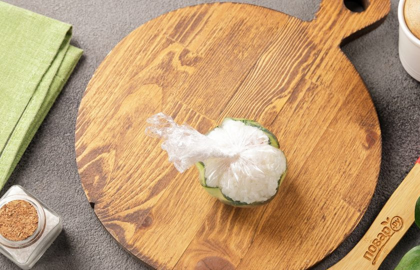 1. Этап. Суши-моти: Плотно закрутите концы плёнки, формируя шарик.