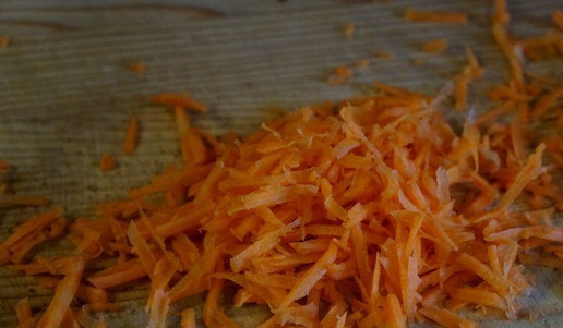 1. Этап. Салат из овощей и яблока Рубиновый: То же самое сделать с морковью.