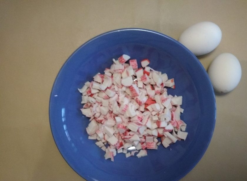 1. Этап. Салат с крабовыми палочками и макаронами: 3. В это же время крабовые палочки нарежьте.