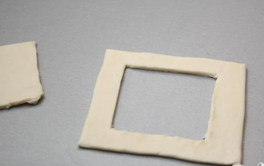 1. Этап. Тарталетки из слоеного теста: 2. Есть несколько вариантов продолжения. Первый – у половины квадратов вырезаем середину. В таком случае наши тарталетки получат аккуратную квадратную форму. Но так у нас остаются кусочки теста.