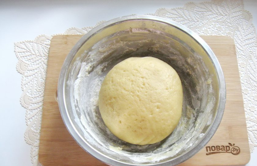 1. Этап. Сметанный торт с медовыми коржами: Замесите мягкое, эластичное, не липнущее к рукам тесто. Поставьте его в холод на час.